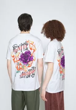 YOURTURN GRAPHIC TEE UNISEX - T-shirt Con Stampa - White 10 YOURTURN GRAPHIC TEE UNISEX - T-shirt Con Stampa - White -Sconto YOURTURN in Italia 02ef7e2532354ba78c598e4a957ebd4f