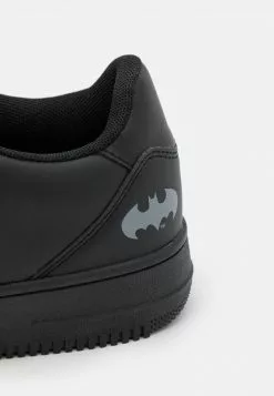 YOURTURN BATMAN UNISEX - Sneakers Basse - Black -Sconto YOURTURN in Italia 10ff1bd7f6f24a339b85410b0f9ed5b8