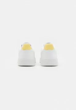 YOURTURN UNISEX - Sneakers Basse - White/yellow -Sconto YOURTURN in Italia 20f5bbaca0fb49b8886db9e9b77b5857