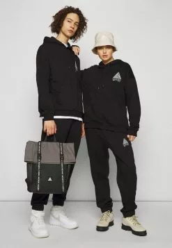 YOURTURN WINCENT WEISS TRIANGLE LOGO UNISEX - Felpa Con Cappuccio - Black -Sconto YOURTURN in Italia 52f67bea634f4b9bba1b2e02b73a1add