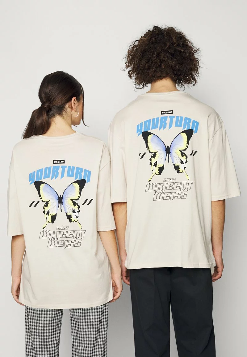 YOURTURN Unisex GRAPHIC TEE WINCENT WEISS BUTTERFLY TEE - T-shirt Con Stampa - Stone 7 YOURTURN Unisex GRAPHIC TEE WINCENT WEISS BUTTERFLY TEE - T-shirt Con Stampa - Stone - immagine 5