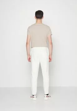 YOURTURN UNISEX - Pantaloni Sportivi - Off-white -Sconto YOURTURN in Italia 624b02b9a3664658bd63de22a701d779