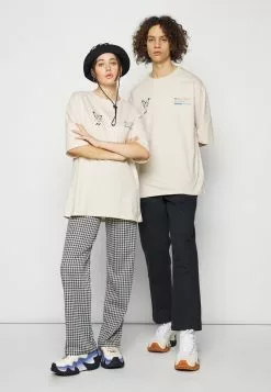 YOURTURN Unisex GRAPHIC TEE WINCENT WEISS BUTTERFLY TEE - T-shirt Con Stampa - Stone 14 YOURTURN Unisex GRAPHIC TEE WINCENT WEISS BUTTERFLY TEE - T-shirt Con Stampa - Stone -Sconto YOURTURN in Italia 8cb4971b156347dfaf6e2e4c32198779