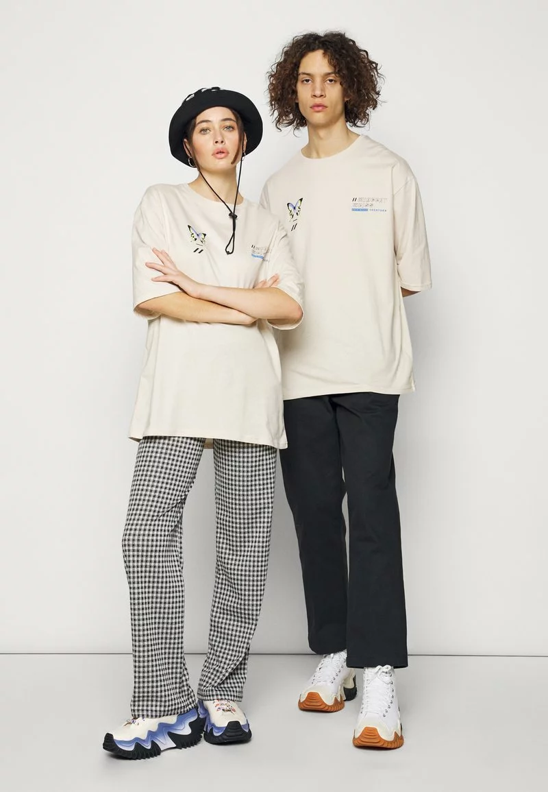 YOURTURN Unisex GRAPHIC TEE WINCENT WEISS BUTTERFLY TEE - T-shirt Con Stampa - Stone 8 YOURTURN Unisex GRAPHIC TEE WINCENT WEISS BUTTERFLY TEE - T-shirt Con Stampa - Stone - immagine 6