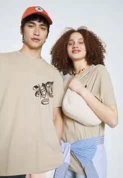 YOURTURN GRAPHIC TEE UNISEX - T-shirt Con Stampa - Tan -Sconto YOURTURN in Italia aaf861d774324b039a1445d3b0b3542f