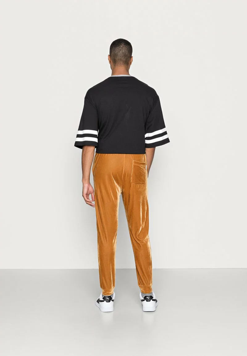 YOURTURN FESTIVE JOGGER - Pantaloni Sportivi - Gold, Unisex 5 YOURTURN FESTIVE JOGGER - Pantaloni Sportivi - Gold, Unisex - immagine 3