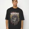 YOURTURN RAMONES TEE UNISEX - T-shirt Con Stampa - Black -Sconto YOURTURN in Italia c2f0a584c9f5410ea0972d4c3eabbae9