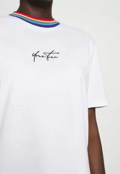 YOURTURN PRIDE UNISEX - T-shirt Con Stampa - White -Sconto YOURTURN in Italia c64103a406654f9c8035a66a9b5bd681