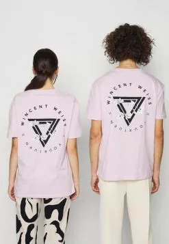 YOURTURN GRAPHIC TEE WINCENT WEISS UNISEX - T-shirt Con Stampa - Lilac -Sconto YOURTURN in Italia d7304f51ffbf41f3ae71db07ec17fdc0