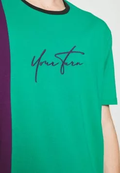 YOURTURN UNISEX - T-shirt Con Stampa - Purple/green -Sconto YOURTURN in Italia f33846cf6b754c80b1d7fd273c868a9c