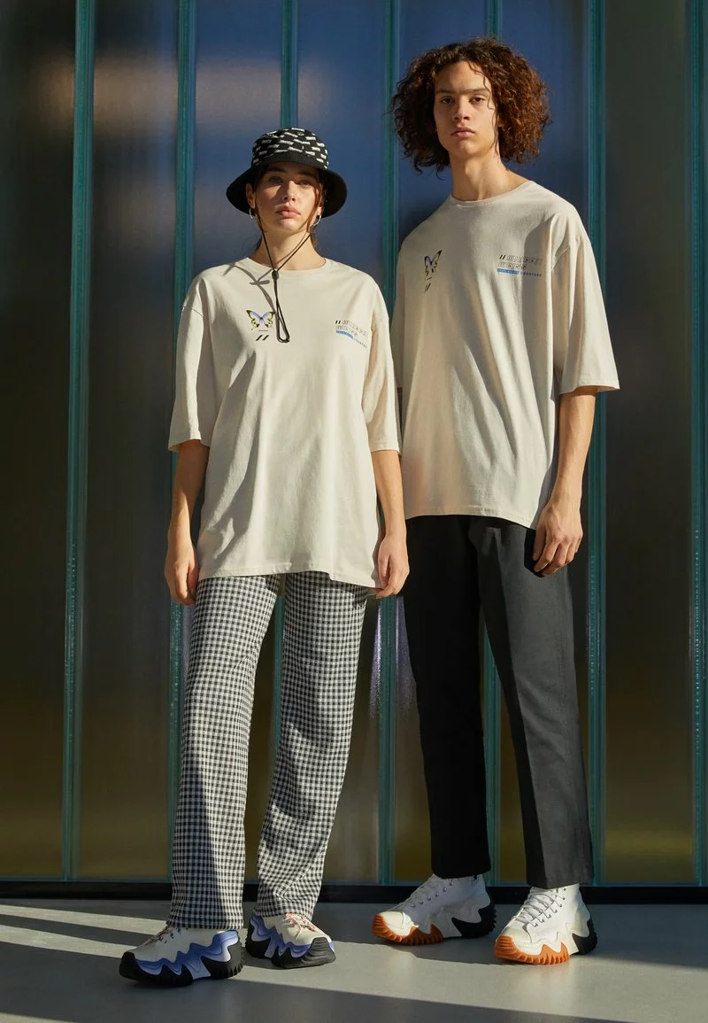 YOURTURN Unisex GRAPHIC TEE WINCENT WEISS BUTTERFLY TEE - T-shirt Con Stampa - Stone 3 YOURTURN Unisex GRAPHIC TEE WINCENT WEISS BUTTERFLY TEE - T-shirt Con Stampa - Stone